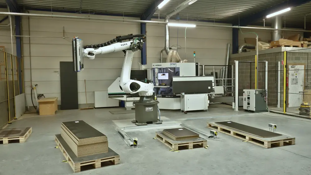 verticale CNC met robotarm 1