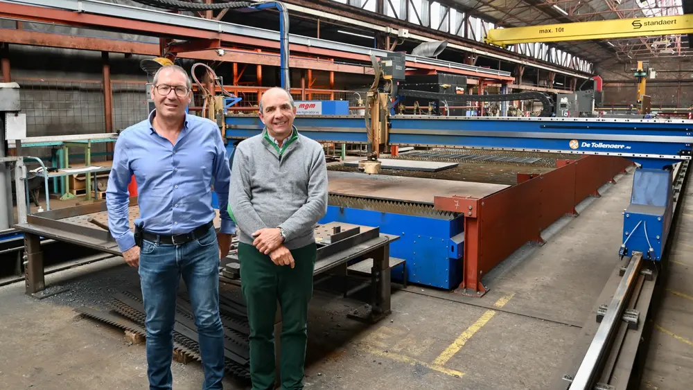 Marc De Tollenaere en Bruno Steyaert voor de nieuwe brandsnijmachine