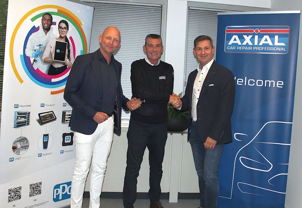 van links naar rechts : Paul van der Meij – Sales Manager Collision Benelux PPG Industries / Philippe Bovijn – General Manager Axial België / Wim Drost - Business Development Manager Benelux PPG