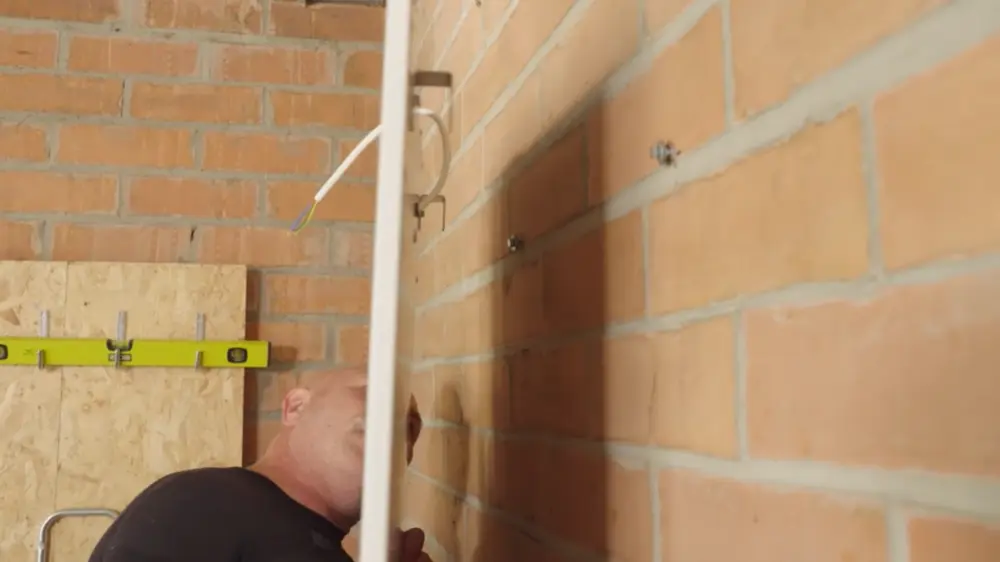 het paneel op z'n plaats hangen