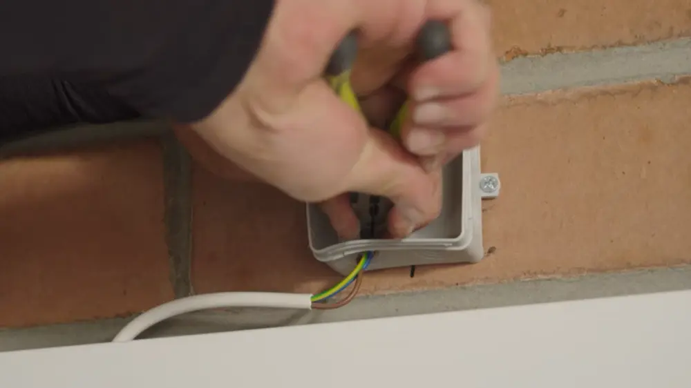 kabel door verdeeldoos