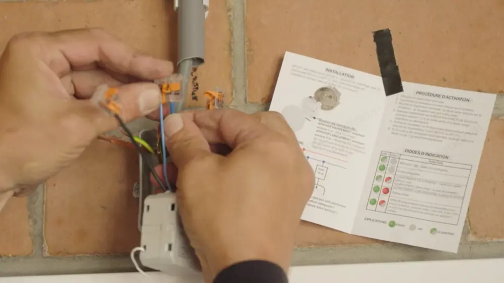 kabels strippen en klemmen