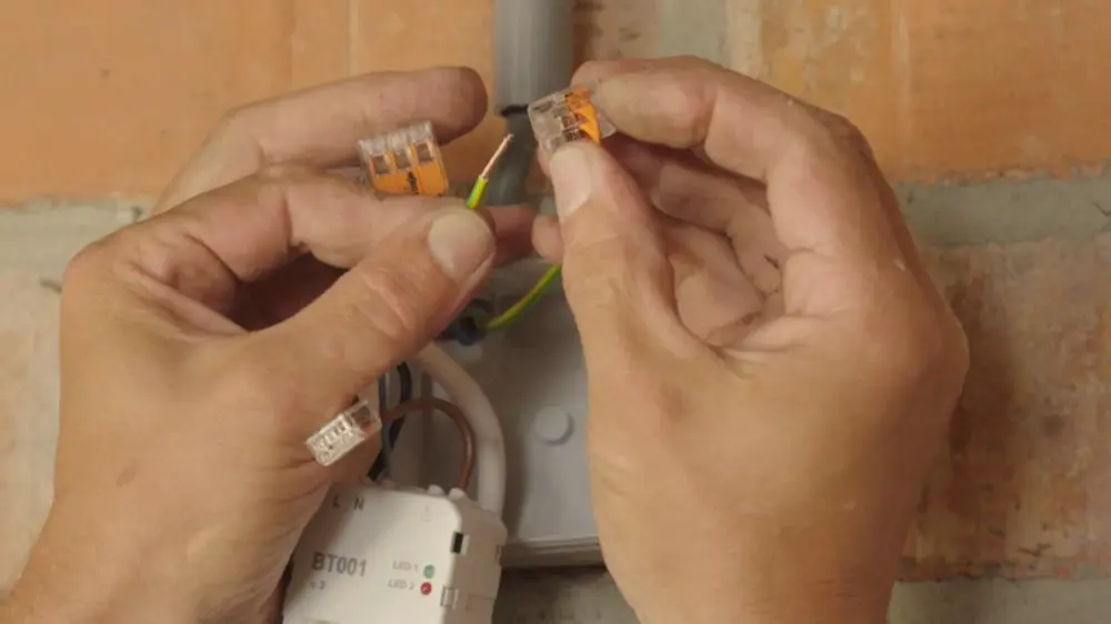 kabels strippen en in de klemmen