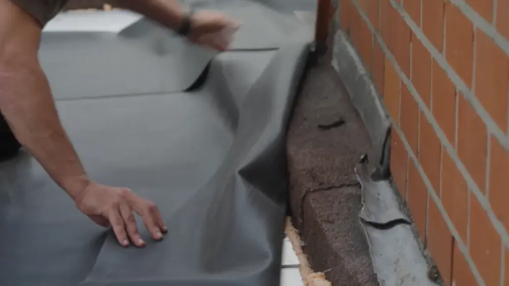 EPDM bovenop bitumen leggen