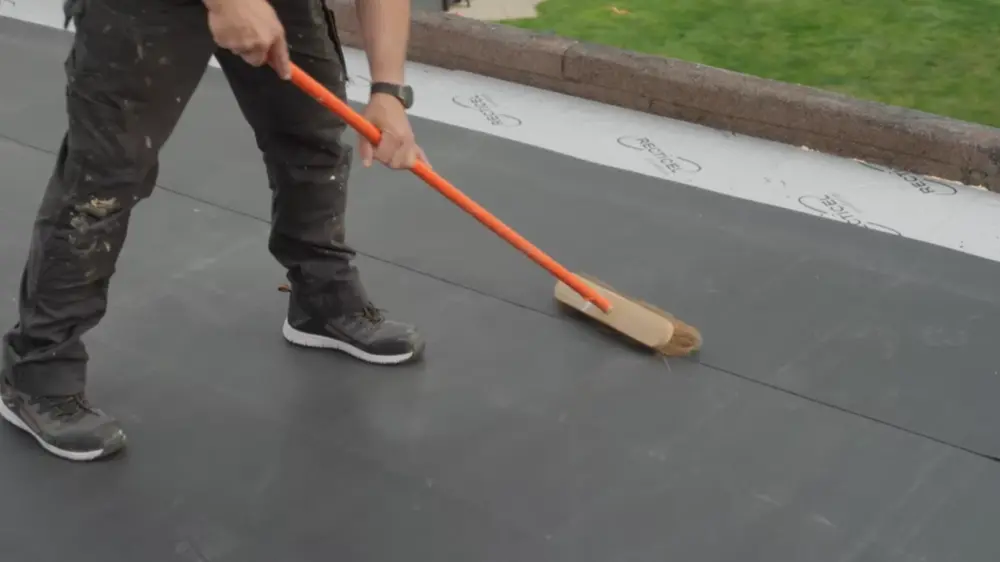 veegborstel over epdm dak