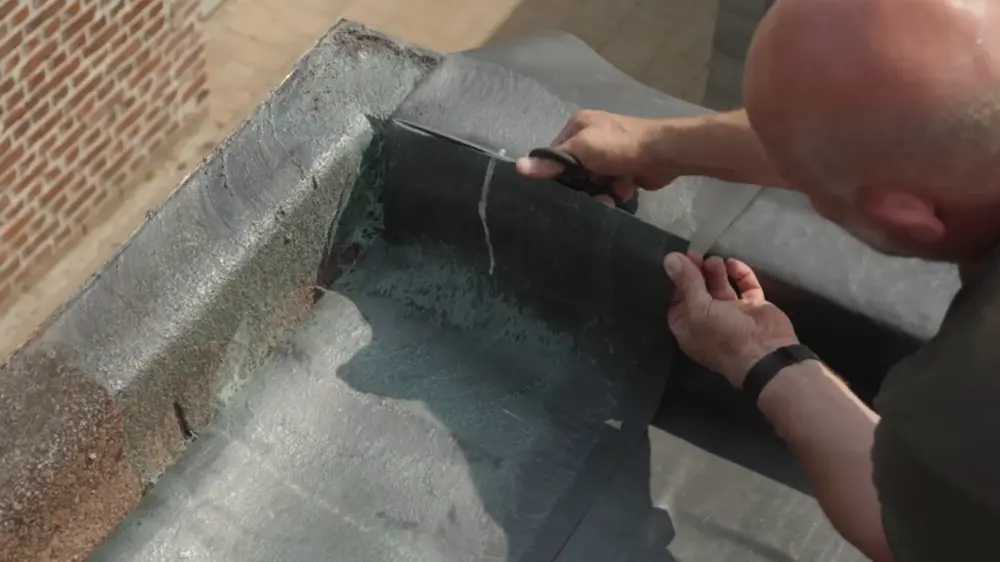 knip de epdm op de krijtstreep