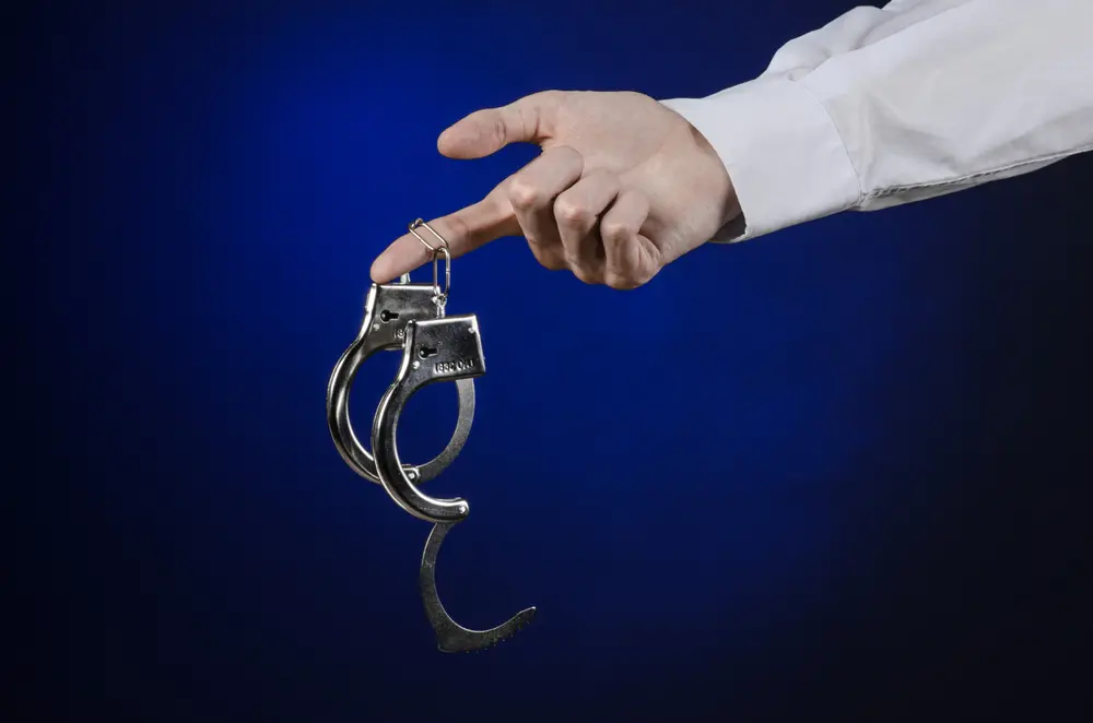 Médecine prison menottes