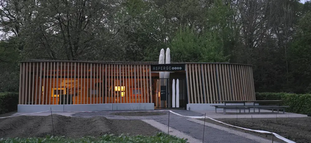 Golvende houten gevel verwijst naar aspergeberm