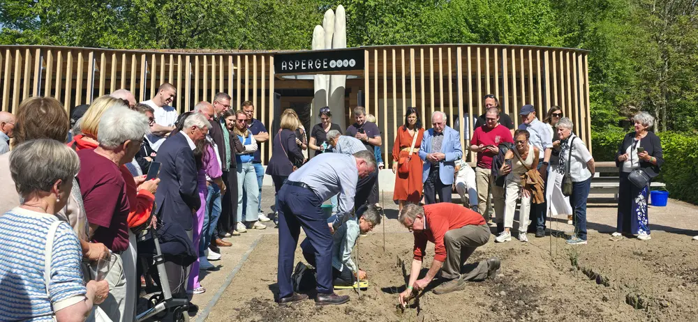 Golvende houten gevel verwijst naar aspergeberm