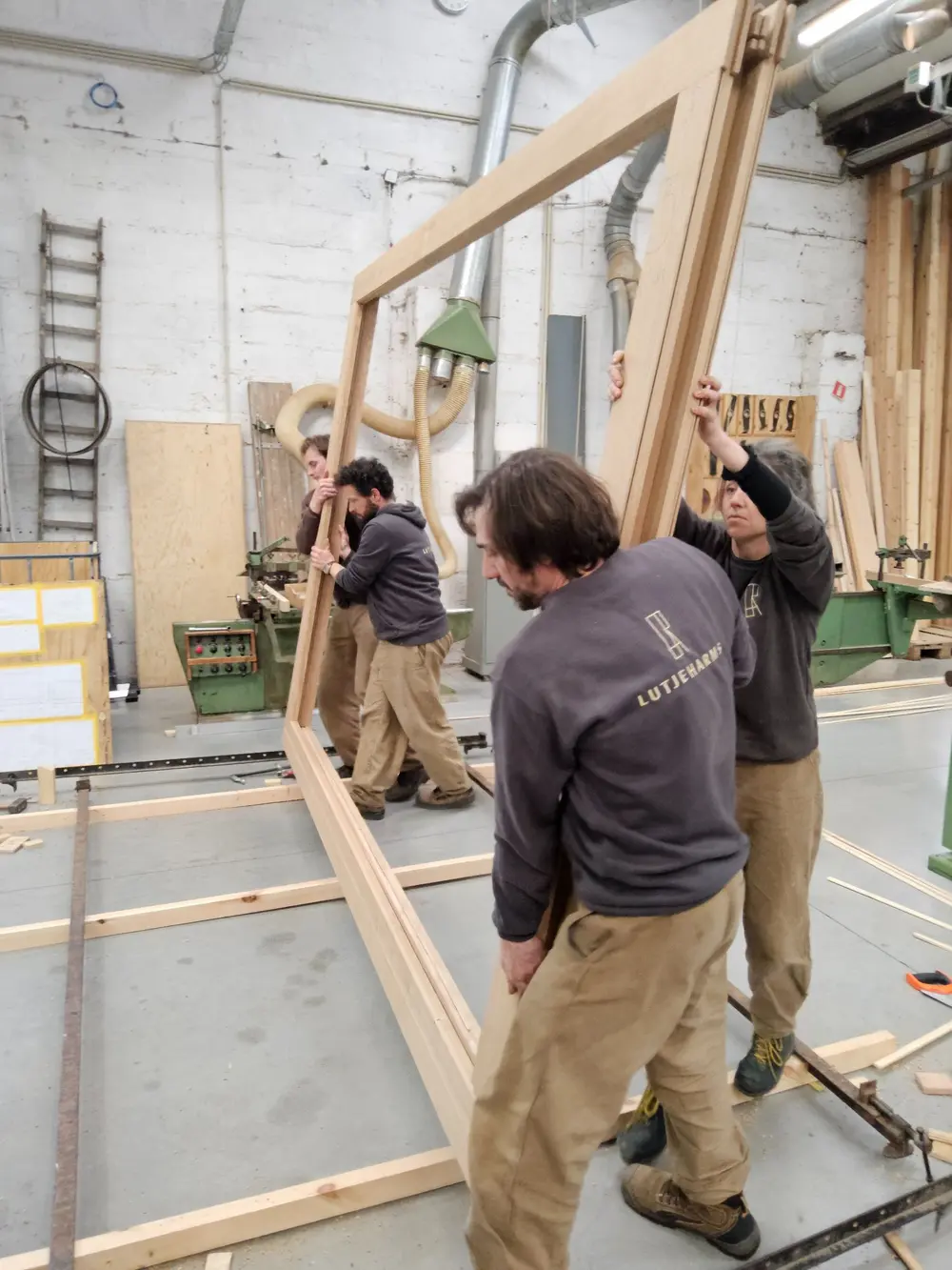 Massieve eiken schuifvensters voor Brugs architectenbureau