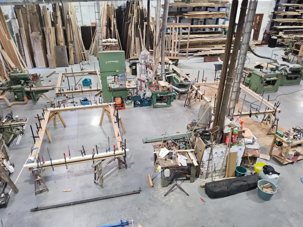 Massieve eiken schuifvensters voor Brugs architectenbureau