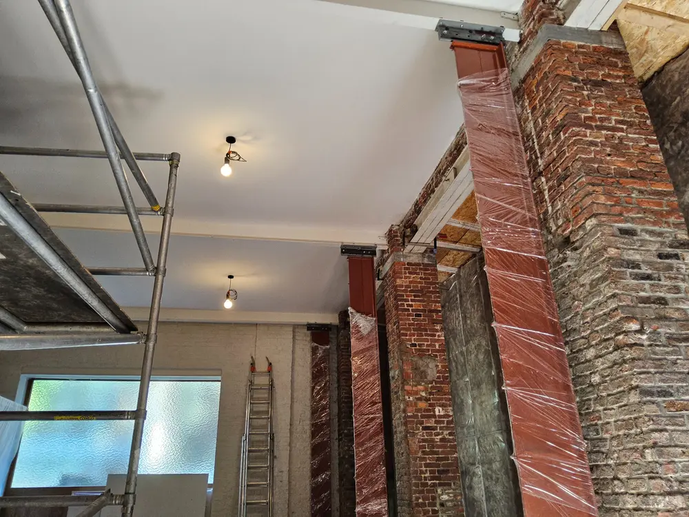 Massieve eiken schuifvensters voor Brugs architectenbureau