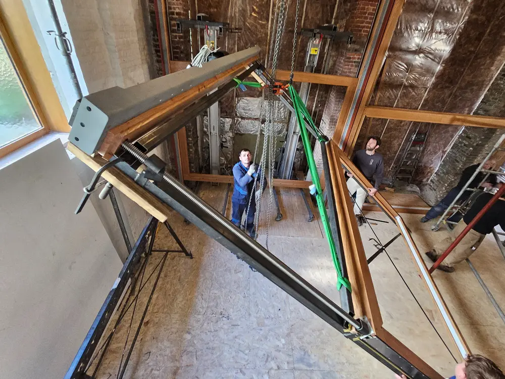 Massieve eiken schuifvensters voor Brugs architectenbureau