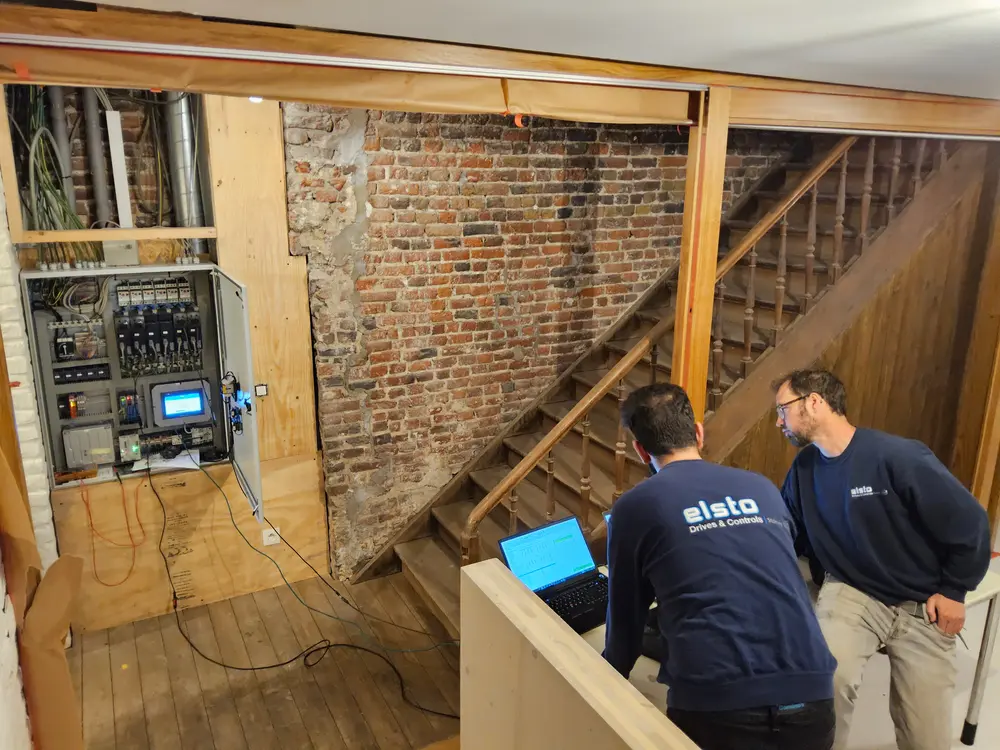 Massieve eiken schuifvensters voor Brugs architectenbureau