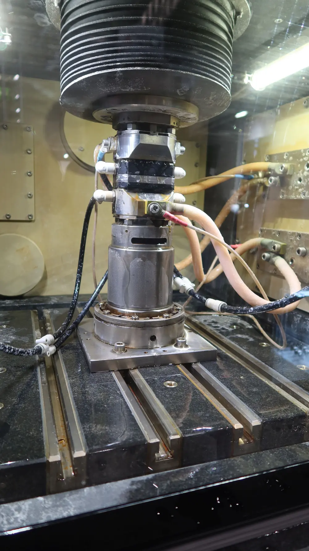pemTEC liet op de EMO in de hal met aanbieders van EDM-technologie het PECM-proces zien. Voor grotere series is dit een alternatieve technologie voor zinkvonken, onder andere doordat er geen sprake is van gereedschapslijtage.