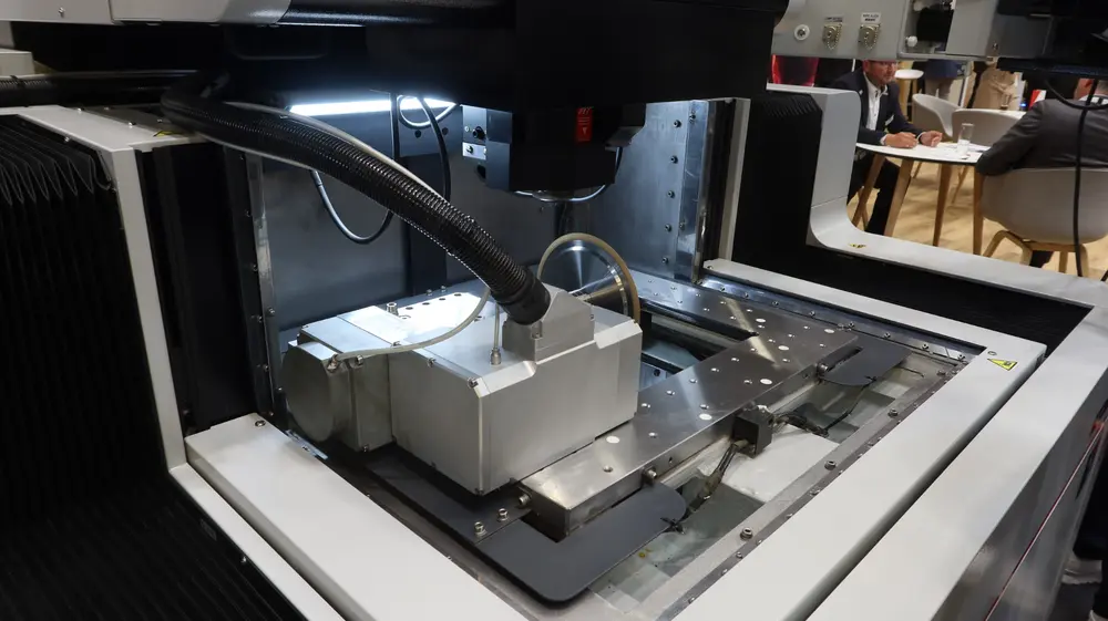 Een toepassing die men tegenwoordig bij meer fabrikanten ziet, is het dressen van slijpschijven met draadvonken. Met kan direct op de machine het juiste profiel in de slijpschijf aanbrengen, mits deze metaalgebonden is. Mitsubishi Electric toonde deze oplossing op de EMO op de stand van Anca, de fabrikant van gereedschapslijpmachines.