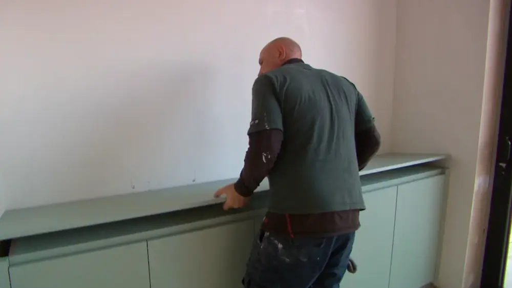 Commode monteren slaapkamernis