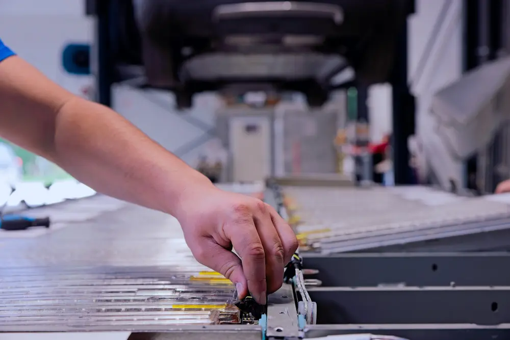 Inspectie van een hoogspanningsbatterij tijdens revisiewerk