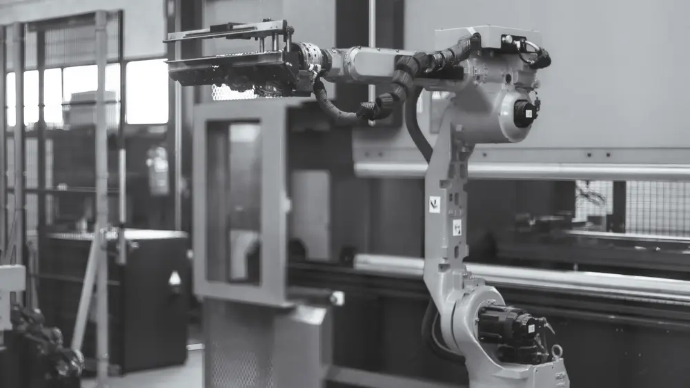  De geautomatiseerde plooibanken maken een naadloze afwerking mogelijk, van eenvoudige plooien tot ingewikkelde vormen