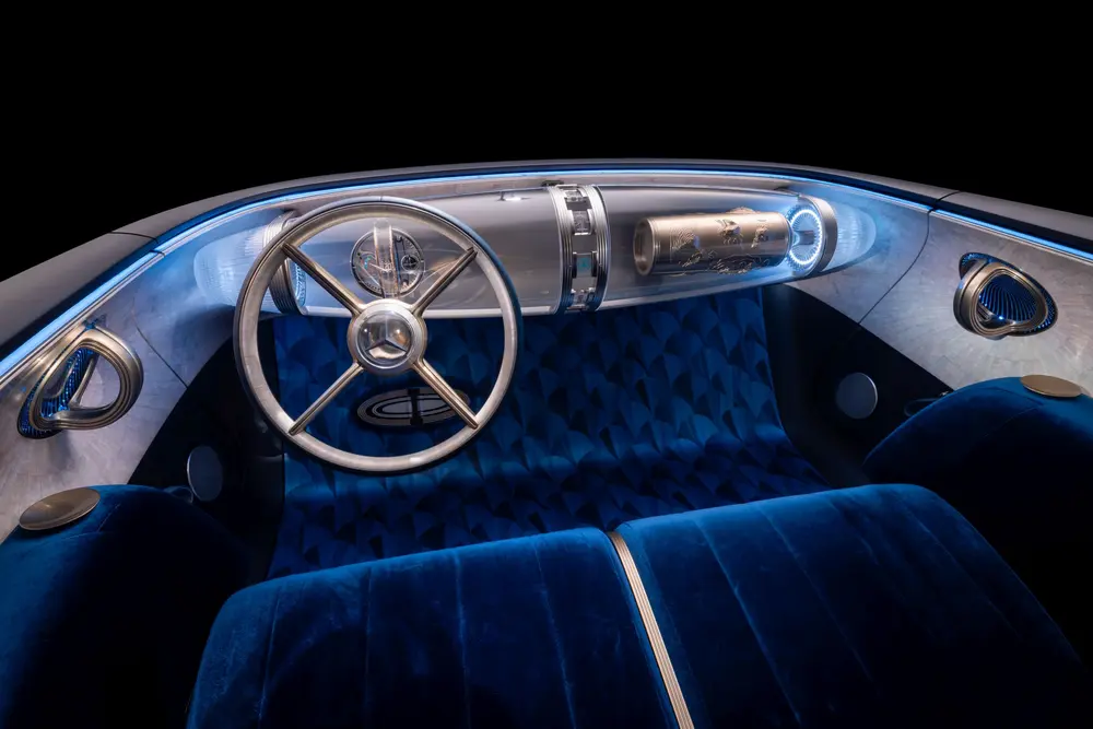 Vision Iconic-interieur: hyper-analoge luxe met Art Deco-details in glas, fluweel en parelmoer.