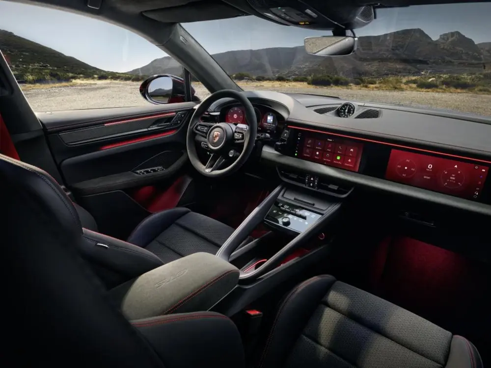 Interieur met Race-Tex, leder en contrasterende stiksels in koetswerkkleur