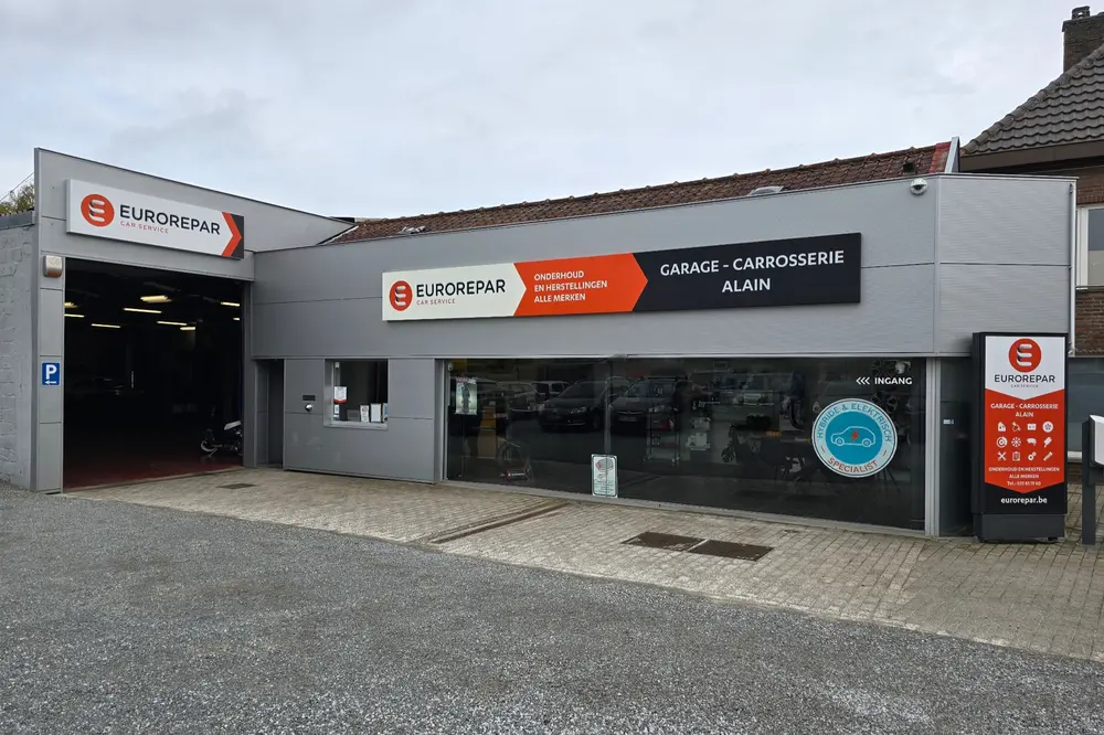 Façade rénovée et identité visuelle harmonisée : chaque garage du réseau EUROREPAR Car Service reflète les standards de qualité et de proximité du groupe Stellantis