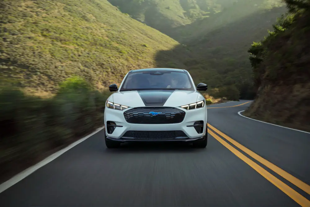 De Mustang Mach-E GT California Special in de nieuwe kleur Rave Blue, met unieke designaccenten en tot 515 km rijbereik