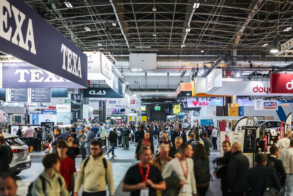 Drukke gangen en internationale sfeer op EQUIP AUTO 2025, waar meer dan 1.400 exposanten hun innovaties presenteerden aan 91.500 bezoekers