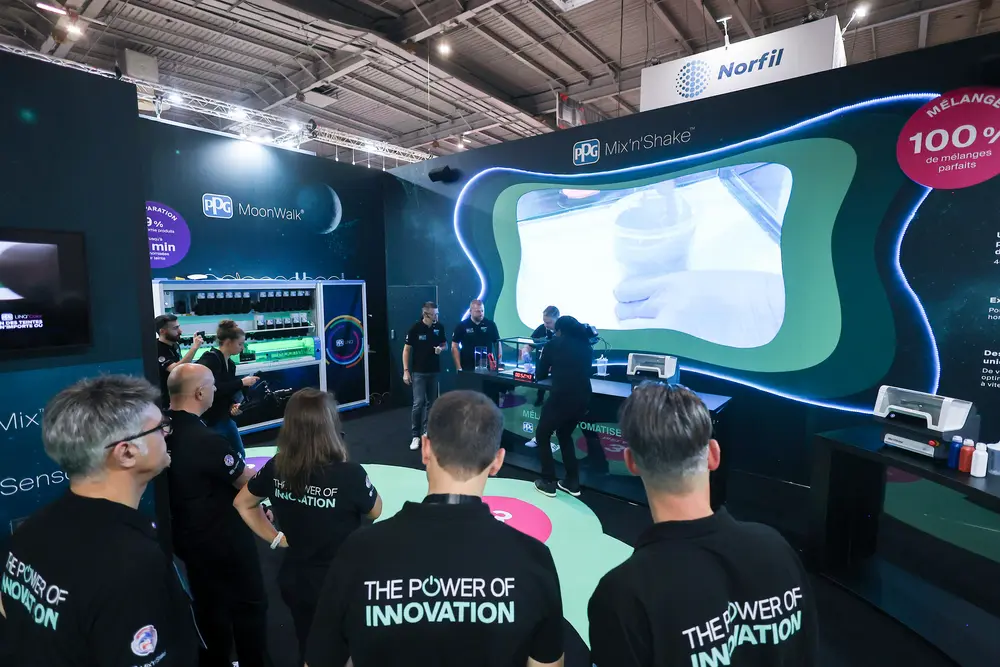 Bij PPG trok de nieuwe Mix’n’Shake veel aandacht: een geautomatiseerd roersysteem dat tijd bespaart en kleurconsistentie garandeert in het spuitatelier