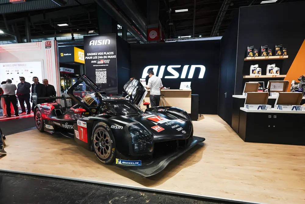 AISIN koppelde OEM-kwaliteit aan racetechnologie met de Toyota GR010 Hybrid van Le Mans, blikvanger op de stand van de Japanse toeleverancier
