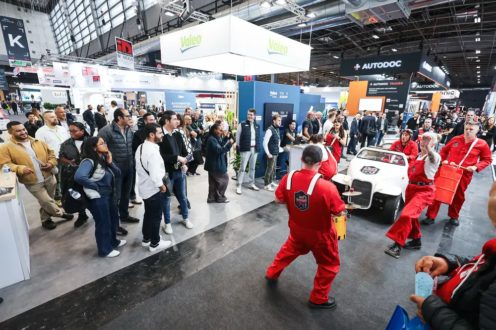 Een vleugje humor en spektakel op EQUIP AUTO: de mobiele drumfanfares brachten extra ambiance tussen de beursgangen
