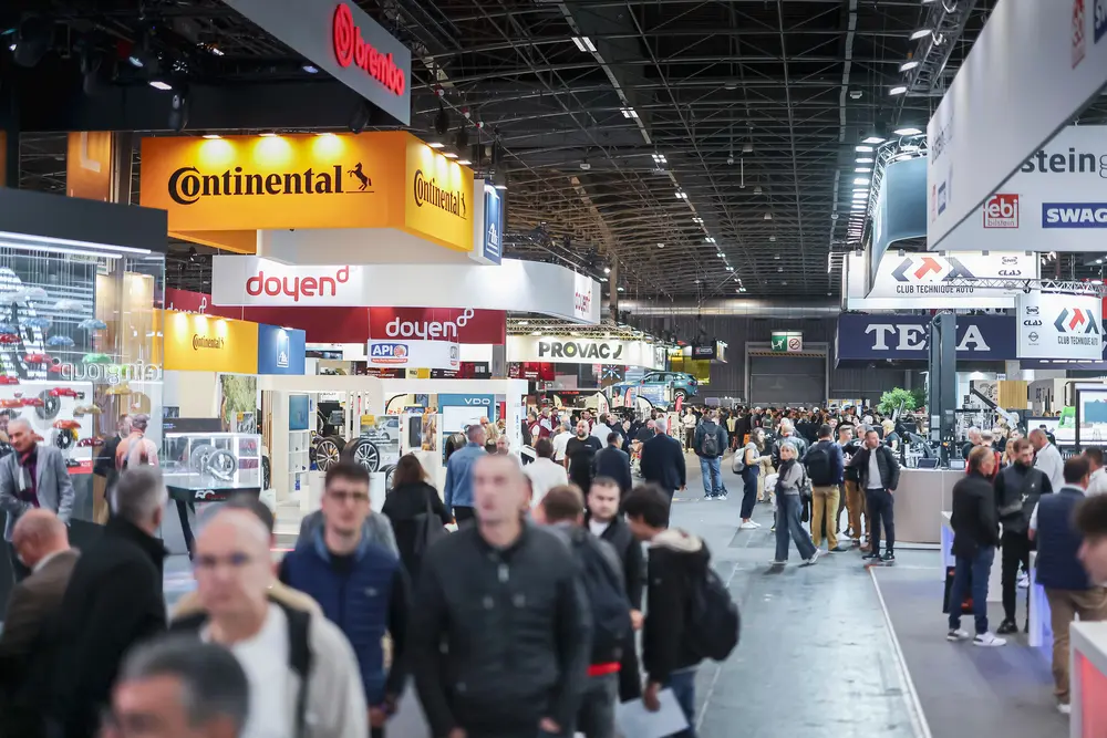 Drukke doorgang tussen de stands van grote aftermarketspelers zoals Doyen, Continental en Brembo – het hart van de internationale onderdelenmarkt