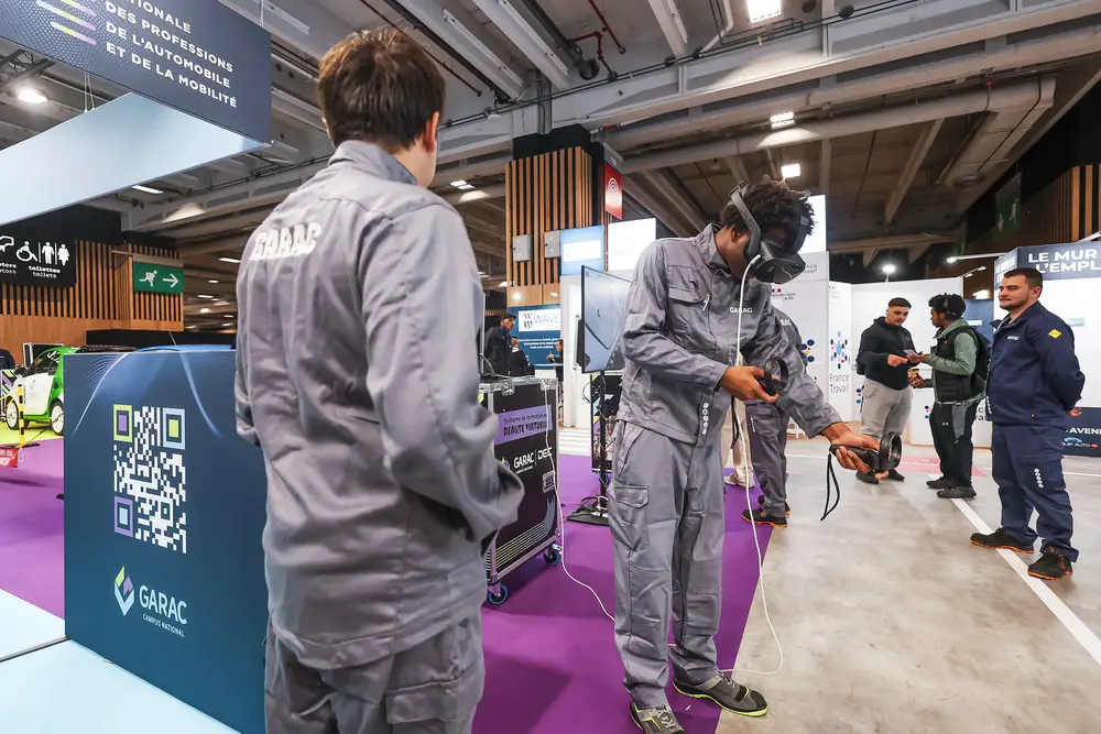 tudenten en jonge technici testten virtuele diagnose- en reparatietools in de Tech Academy, het opleidingscentrum op de beursvloer