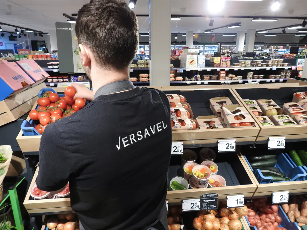 Medewerker van Versavel supermarkt