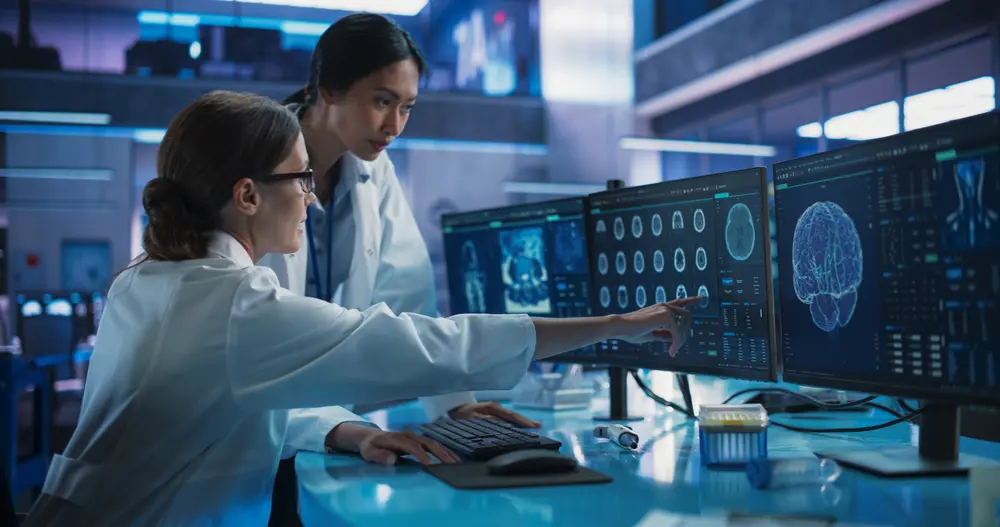 Radioloog aan beeldscherm