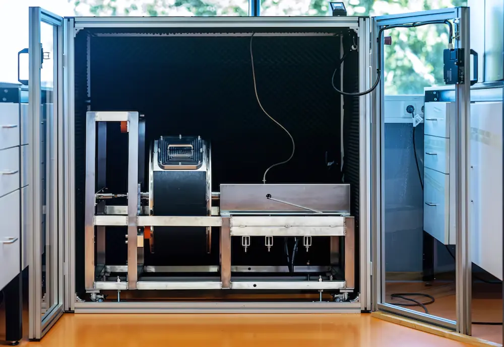 Een prototype van de kogelmolen die plastics recycleerbaar maken