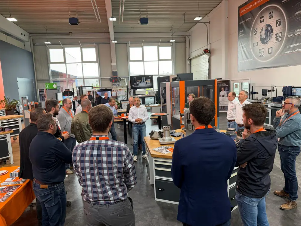 Autour d'un accueillant buffet petit-déjeuner installé à même la salle d'exposition, de petits groupes se sont déjà formés et les discussions s'enchaînent dans la bonne humeur