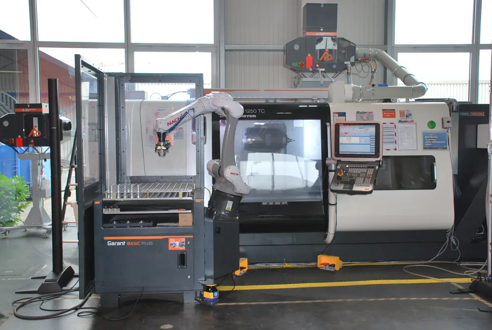 Cellule robotisée comportant le système GARANT Basic Plus, le bras robot Nachi MZ 12, l'interface HMI et le dispositif de sécurité de zone