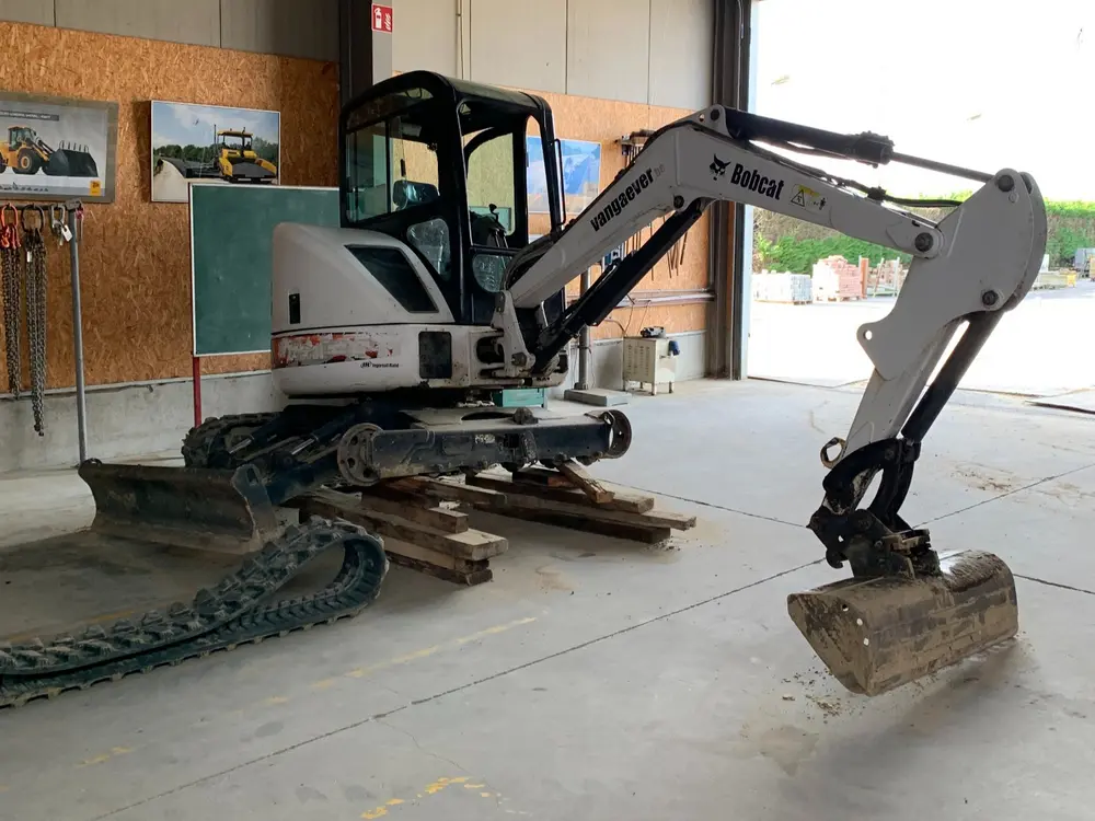 Bouwmachine met defecte rups