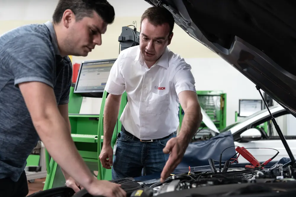Bosch-trainingen combineren theorie en praktijk met realistische oefenmodules en moderne voertuigen, zodat deelnemers hun kennis meteen kunnen toepassen in de werkplaats