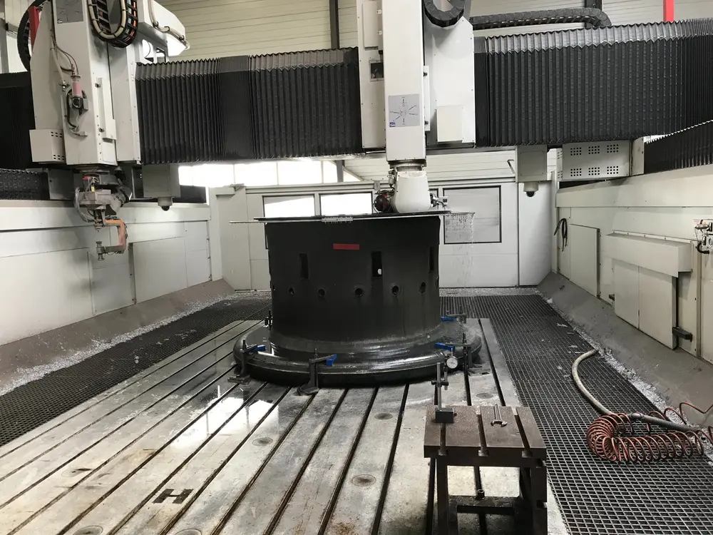 Op het hybride bewerkingscentrum kan men stukken snijden en frezen in dezelfde opspanning