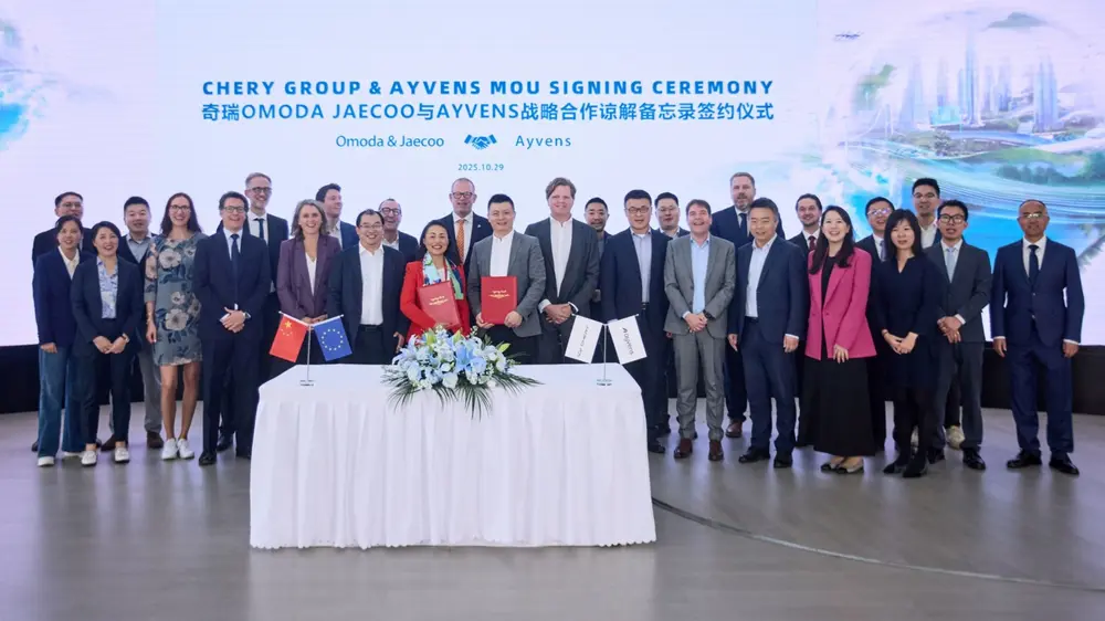 Delegaties van Ayvens en OMODA&JAECOO na de ondertekening van hun samenwerkingsovereenkomst, die inzet op een breder mobiliteitsaanbod in Europa