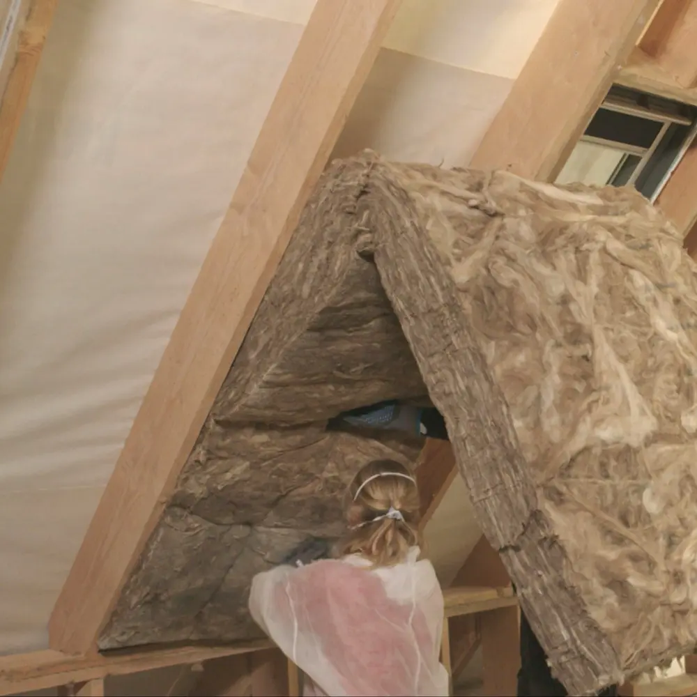 hellend dak isoleren kopfoto