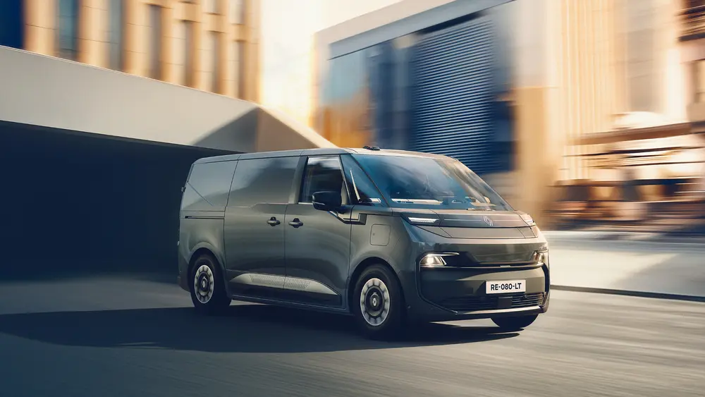 De nieuwe Renault Trafic Van E-Tech electric koppelt een rijbereik tot 450 km WLTP aan een modern, aerodynamisch design en een volledig elektrische 800V-architectuur