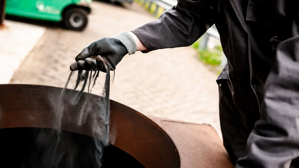 IJzer is volop beschikbaar, en bovendien is het metaal eenvoudig en veilig te transporteren
