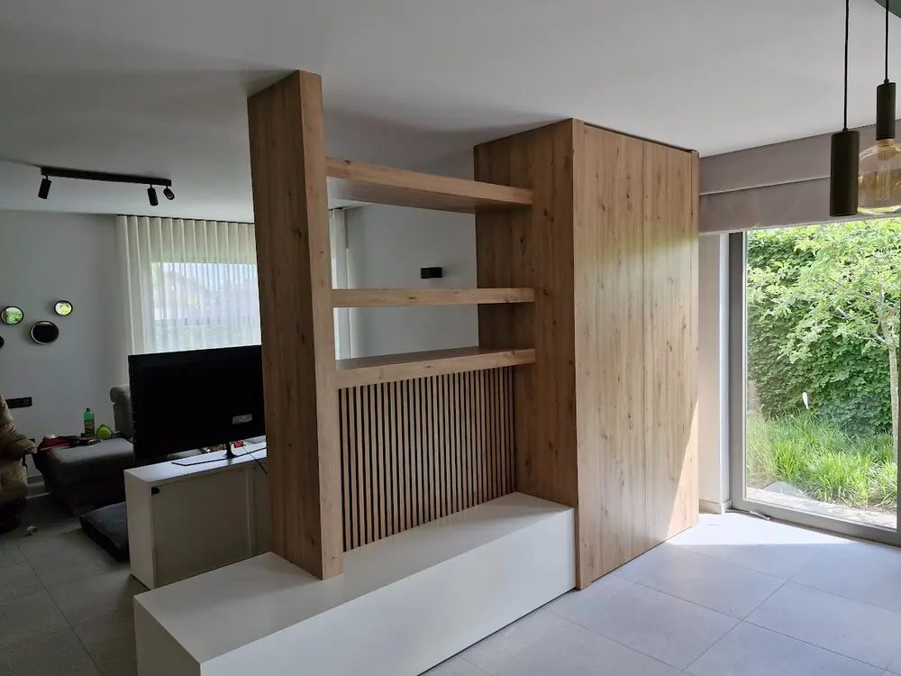 Ruimtelijk maatwerkmeubel als stijlvolle roomdivider