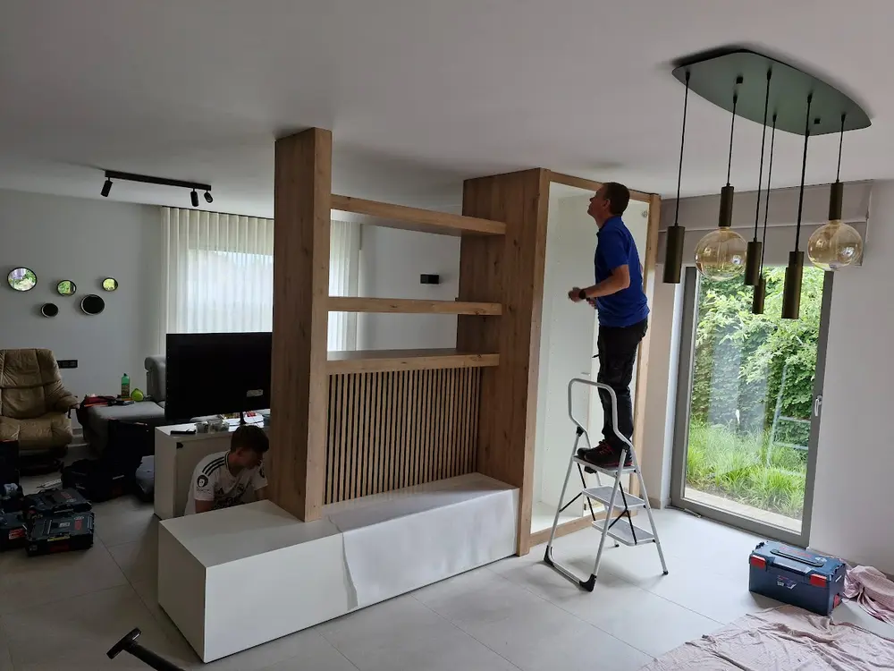 Ruimtelijk maatwerkmeubel als stijlvolle roomdivider