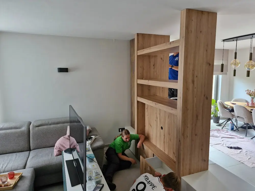 Ruimtelijk maatwerkmeubel als stijlvolle roomdivider