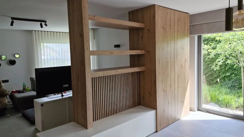 Ruimtelijk maatwerkmeubel als stijlvolle roomdivider