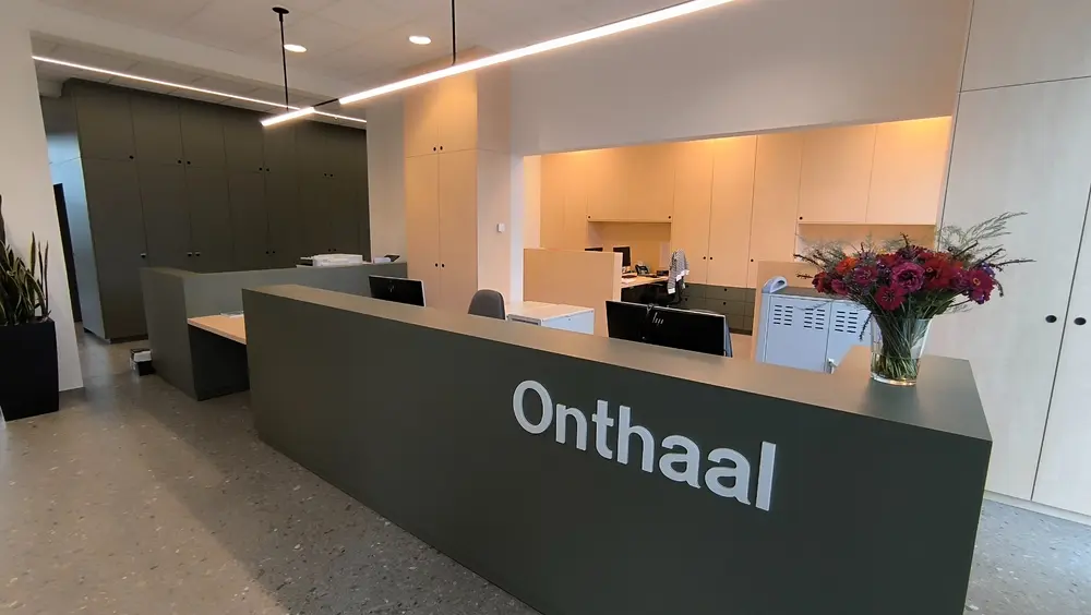 Warm en functioneel onthaal met dubbele laminaatafwerking